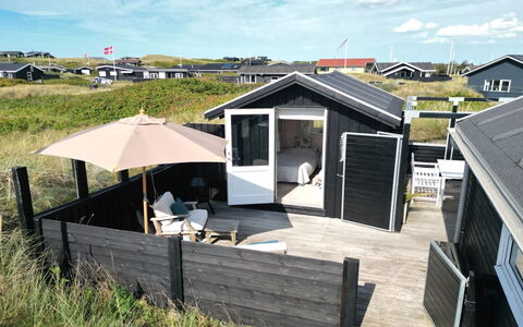 Aruna - 200M from the Sea: Huis, Huis, Deur, Dak, Verblijf, Landgoed, Tuin, Schaduw, Siding, Werf