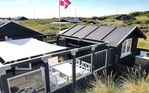 Aruna - 200M from the Sea: Huis, Huis, Deur, Dak, Verblijf, Landgoed, Tuin, Schaduw, Siding, Werf