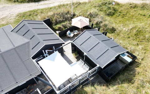 Aruna - 200M from the Sea: Huis, Huis, Deur, Dak, Verblijf, Landgoed, Tuin, Schaduw, Siding, Werf