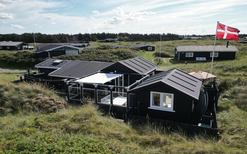 Aruna - 200M from the Sea: Huis, Huis, Deur, Dak, Verblijf, Landgoed, Tuin, Schaduw, Siding, Werf
