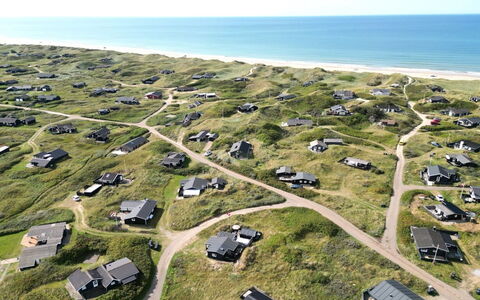 Aruna - 200M from the Sea: Huis, Huis, Deur, Dak, Verblijf, Landgoed, Tuin, Schaduw, Siding, Werf