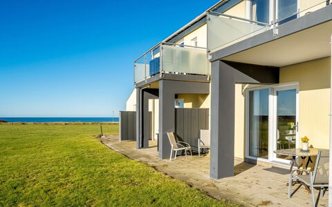 Risker - 70M from the Sea: Verblijf, Backyard, Werf, Garden Gebouwen, Schuur, Siding, Buitenmeubels, Blokhut, Outdoor Structuur, Keet