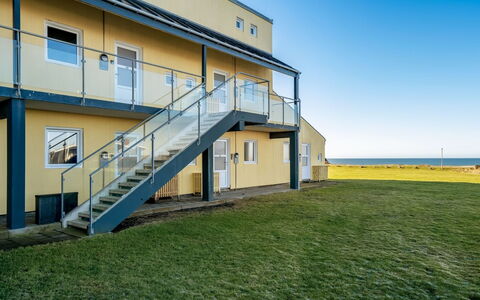 Risker - 70M from the Sea: Verblijf, Backyard, Werf, Garden Gebouwen, Schuur, Siding, Buitenmeubels, Blokhut, Outdoor Structuur, Keet
