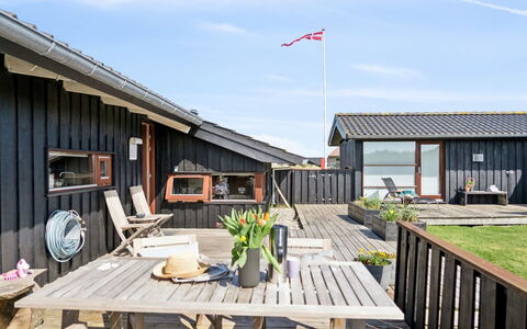 Danica - 175M from the Sea: Huis, Dak, Huis, Deur, Verblijf, Schaduw, Tuin, Groundcover, Veranda, Werf