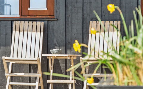 Danica - 175M from the Sea: Huis, Dak, Huis, Deur, Verblijf, Schaduw, Tuin, Groundcover, Veranda, Werf