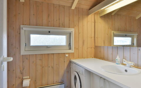 Styrbiorn - 100M from the Sea: Huis, Huis, Deur, Dak, Verblijf, Landgoed, Tuin, Schaduw, Siding, Werf