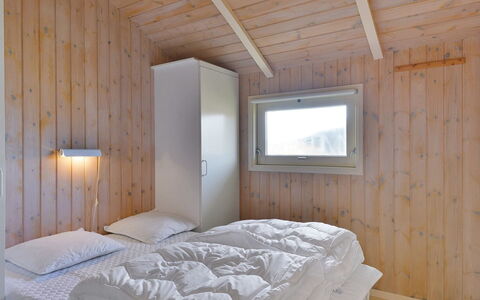 Styrbiorn - 100M from the Sea: Huis, Huis, Deur, Dak, Verblijf, Landgoed, Tuin, Schaduw, Siding, Werf