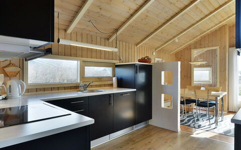 Styrbiorn - 100M from the Sea: Huis, Huis, Deur, Dak, Verblijf, Landgoed, Tuin, Schaduw, Siding, Werf