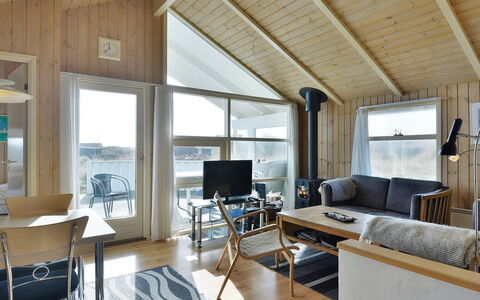 Styrbiorn - 100M from the Sea: Huis, Huis, Deur, Dak, Verblijf, Landgoed, Tuin, Schaduw, Siding, Werf