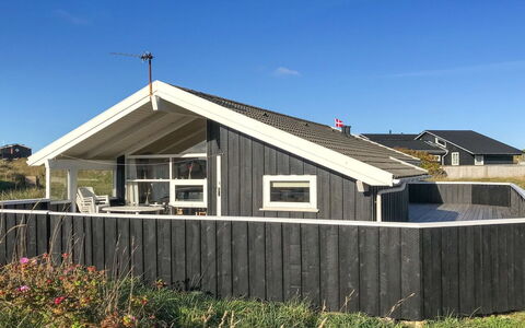 Styrbiorn - 100M from the Sea: Huis, Huis, Deur, Dak, Verblijf, Landgoed, Tuin, Schaduw, Siding, Werf