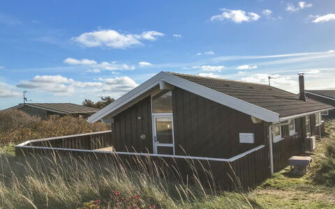 Styrbiorn - 100M from the Sea: Huis, Huis, Deur, Dak, Verblijf, Landgoed, Tuin, Schaduw, Siding, Werf