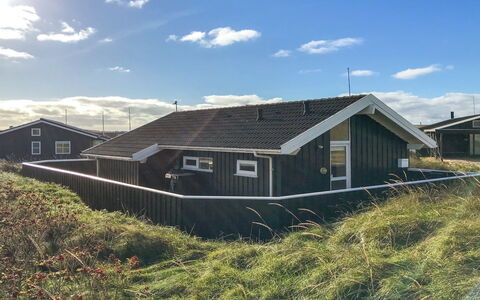 Styrbiorn - 100M from the Sea: Huis, Huis, Deur, Dak, Verblijf, Landgoed, Tuin, Schaduw, Siding, Werf
