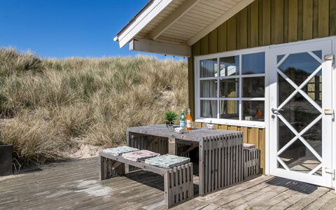 Guthfrith - 100M from the Sea: Dak, Huis, Deur, Verblijf, Schaduw, Siding, Werf, Landgoed, Backyard