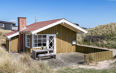 Guthfrith - 100M from the Sea: Dak, Huis, Deur, Verblijf, Schaduw, Siding, Werf, Landgoed, Backyard