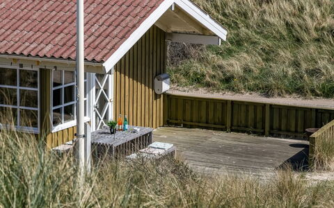 Guthfrith - 100M from the Sea: Dak, Huis, Deur, Verblijf, Schaduw, Siding, Werf, Landgoed, Backyard