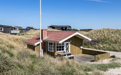 Guthfrith - 100M from the Sea: Dak, Huis, Deur, Verblijf, Schaduw, Siding, Werf, Landgoed, Backyard