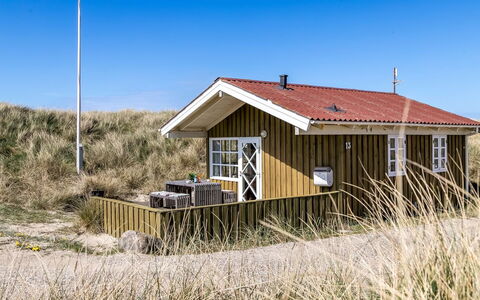 Guthfrith - 100M from the Sea: Dak, Huis, Deur, Verblijf, Schaduw, Siding, Werf, Landgoed, Backyard