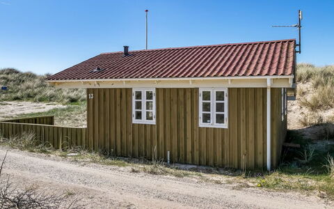 Guthfrith - 100M from the Sea: Dak, Huis, Deur, Verblijf, Schaduw, Siding, Werf, Landgoed, Backyard