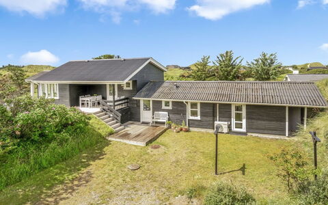Stina - 250M from the Sea: Dak, Huis, Deur, Verblijf, Schaduw, Siding, Werf, Landgoed, Backyard