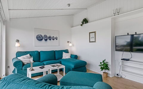 Stina - 250M from the Sea: Dak, Huis, Deur, Verblijf, Schaduw, Siding, Werf, Landgoed, Backyard