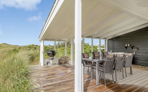Stina - 250M from the Sea: Dak, Huis, Deur, Verblijf, Schaduw, Siding, Werf, Landgoed, Backyard
