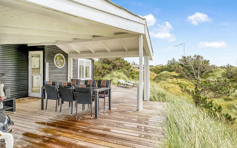 Stina - 250M from the Sea: Dak, Huis, Deur, Verblijf, Schaduw, Siding, Werf, Landgoed, Backyard