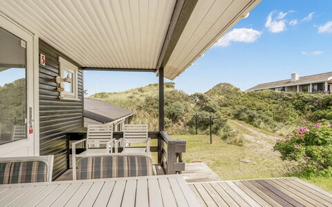 Stina - 250M from the Sea: Dak, Huis, Deur, Verblijf, Schaduw, Siding, Werf, Landgoed, Backyard
