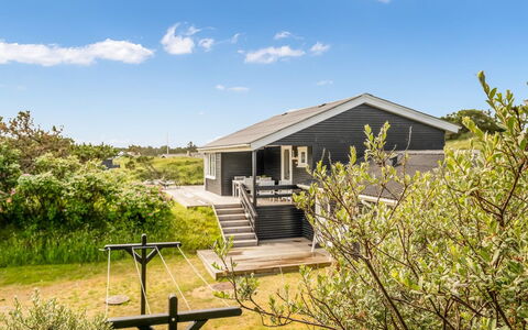 Stina - 250M from the Sea: Dak, Huis, Deur, Verblijf, Schaduw, Siding, Werf, Landgoed, Backyard