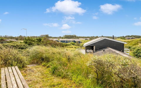 Stina - 250M from the Sea: Dak, Huis, Deur, Verblijf, Schaduw, Siding, Werf, Landgoed, Backyard