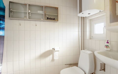 Birgitta - 150M from the Sea: Muur, Loodgieterswerkinrichting, Flooring, Badkamer, Interieur Ontwerp, Verdieping, Wc Bril, Toilet, Wastafel In De Badkamer, Wastafel