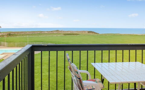 Birgitta - 150M from the Sea: Plain, Zee, Oceaan, Gazon, Kust, Schaduw, Kunstgras, Hek, Strand