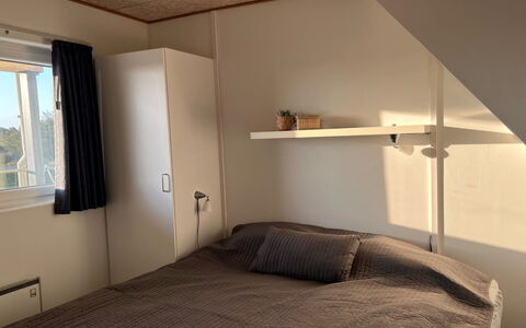 Birgitta - 150M from the Sea: Muur, Slaapkamer, Hout, Interieur Ontwerp, Bed, Verdieping, Laken, Flooring, Meubilair, Bedding