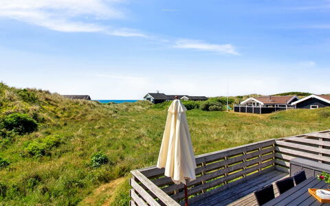 Tulir - 300M from the Sea: Huis, Dak, Huis, Deur, Verblijf, Schaduw, Tuin, Groundcover, Veranda, Werf