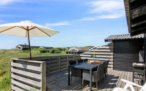 Tulir - 300M from the Sea: Huis, Dak, Huis, Deur, Verblijf, Schaduw, Tuin, Groundcover, Veranda, Werf