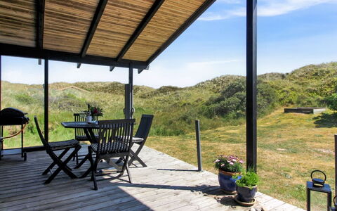 Tulir - 300M from the Sea: Huis, Dak, Huis, Deur, Verblijf, Schaduw, Tuin, Groundcover, Veranda, Werf
