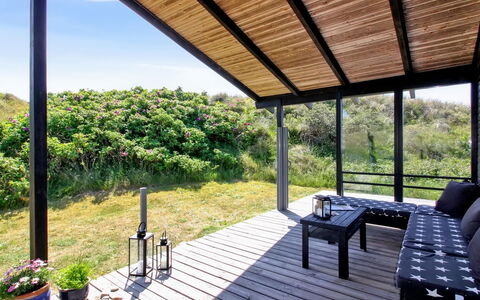 Tulir - 300M from the Sea: Huis, Dak, Huis, Deur, Verblijf, Schaduw, Tuin, Groundcover, Veranda, Werf