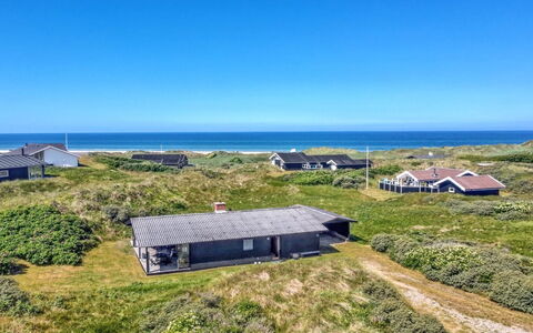 Tulir - 300M from the Sea: Huis, Dak, Huis, Deur, Verblijf, Schaduw, Tuin, Groundcover, Veranda, Werf