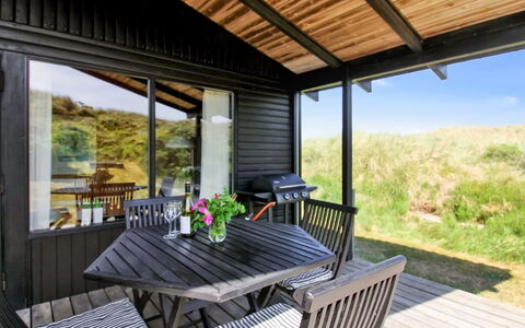 Tulir - 300M from the Sea: Huis, Dak, Huis, Deur, Verblijf, Schaduw, Tuin, Groundcover, Veranda, Werf