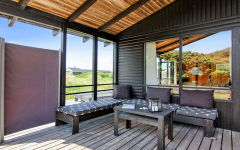 Tulir - 300M from the Sea: Huis, Dak, Huis, Deur, Verblijf, Schaduw, Tuin, Groundcover, Veranda, Werf