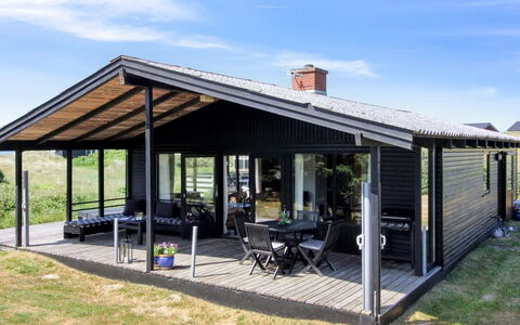 Tulir - 300M from the Sea: Huis, Dak, Huis, Deur, Verblijf, Schaduw, Tuin, Groundcover, Veranda, Werf