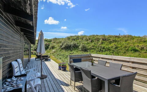 Tulir - 300M from the Sea: Huis, Dak, Huis, Deur, Verblijf, Schaduw, Tuin, Groundcover, Veranda, Werf