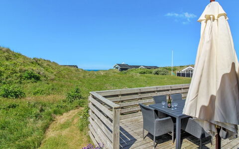 Tulir - 300M from the Sea: Huis, Dak, Huis, Deur, Verblijf, Schaduw, Tuin, Groundcover, Veranda, Werf