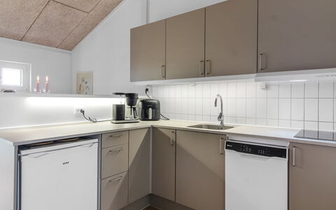 Salka - 150M from the Sea: Keuken, Toestel Van De Keuken, Flooring, Interieur Ontwerp, Major Appliance, Countertop, Hout, Gootsteen, Plafond, Loodgieterswerkinrichting