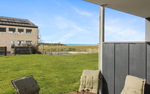 Tinke - 150M from the Sea: Huis, Dak, Huis, Deur, Verblijf, Schaduw, Tuin, Groundcover, Veranda, Werf