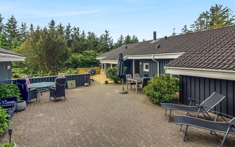 Aniki - 1.4Km from the Sea: Architectuur, Dak, Huis, Samengesteld Materiaal, Daylighting, Siding, Oprit