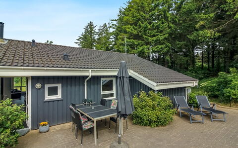 Aniki - 1.4Km from the Sea: Architectuur, Dak, Huis, Samengesteld Materiaal, Daylighting, Siding, Oprit