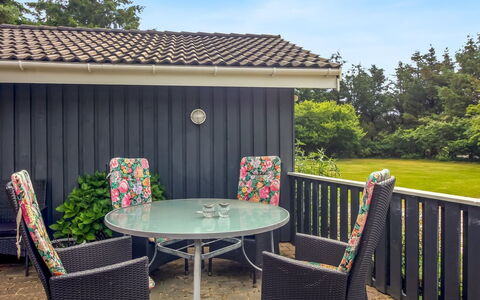 Aniki - 1.4Km from the Sea: Architectuur, Dak, Huis, Samengesteld Materiaal, Daylighting, Siding, Oprit
