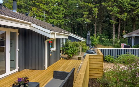 Aniki - 1.4Km from the Sea: Architectuur, Dak, Huis, Samengesteld Materiaal, Daylighting, Siding, Oprit