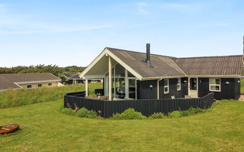 Wifred - 250M from the Sea: Huis, Huis, Deur, Dak, Verblijf, Landgoed, Tuin, Schaduw, Siding, Werf