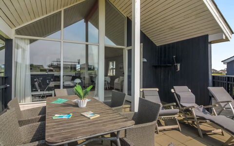 Wifred - 250M from the Sea: Huis, Huis, Deur, Dak, Verblijf, Landgoed, Tuin, Schaduw, Siding, Werf